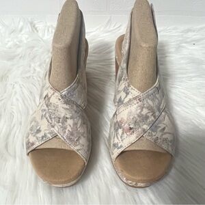 Clarks Giselle Cove Open Toe Platform Wedge Floral Comfort Sandals Velcro 7.5